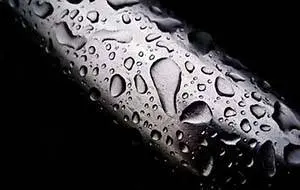 Конденсат на трубах и баллонах систем водоочистки