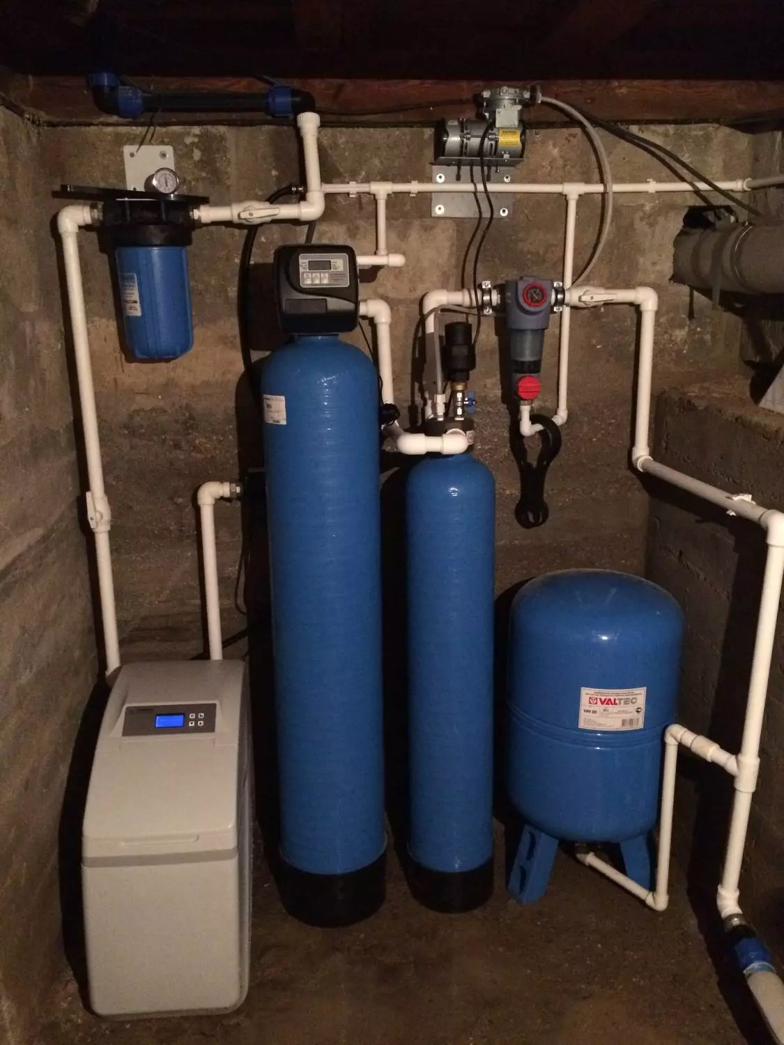 Купить водоподготовку для дома. Система фильтров грубо1 очистки воды из скважины. Фильтр для обезжелезивания воды из скважины для частного. Водоочистка в частном доме. Очистная система для воды.